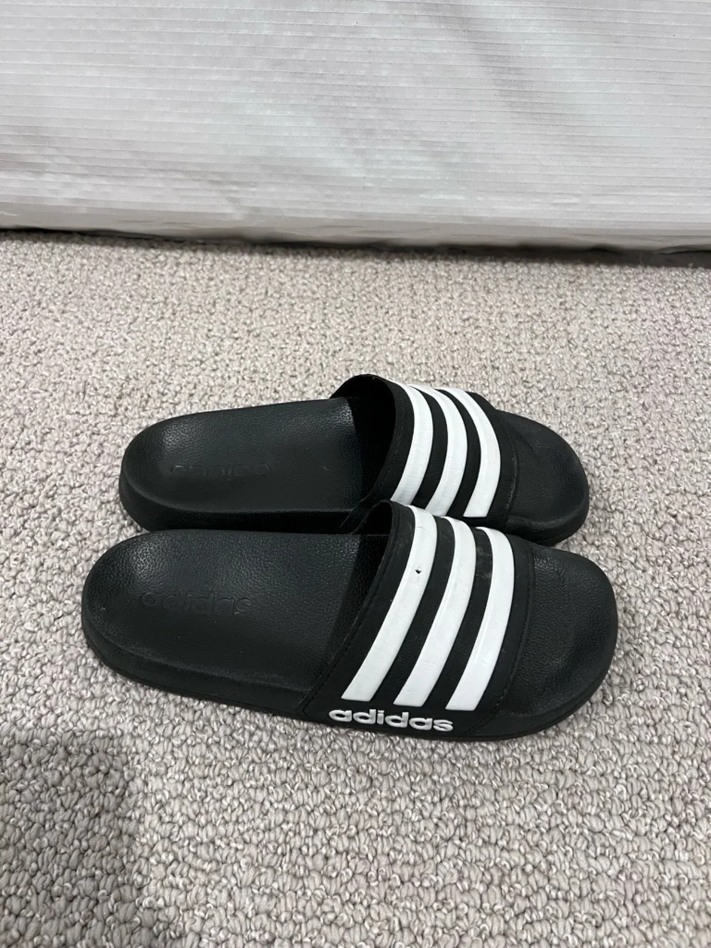 adidas Kids Black White Striped Logo Slide Sandals Comfort Kids size 4,
